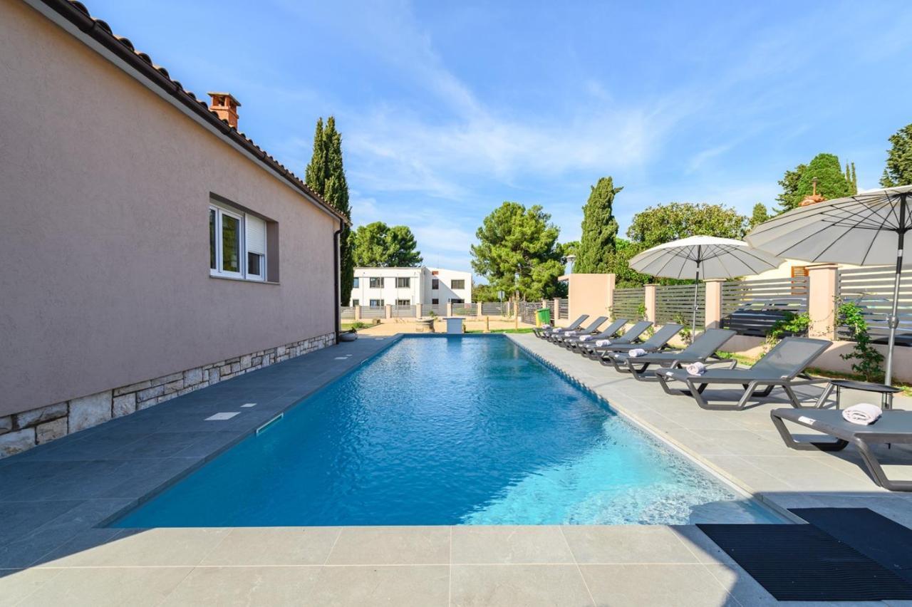 Jolanda Villa *